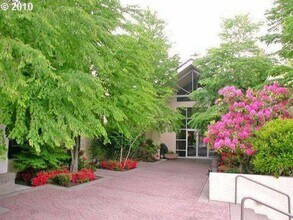 6685 W Burnside Rd in Portland, OR - Building Photo - Building Photo