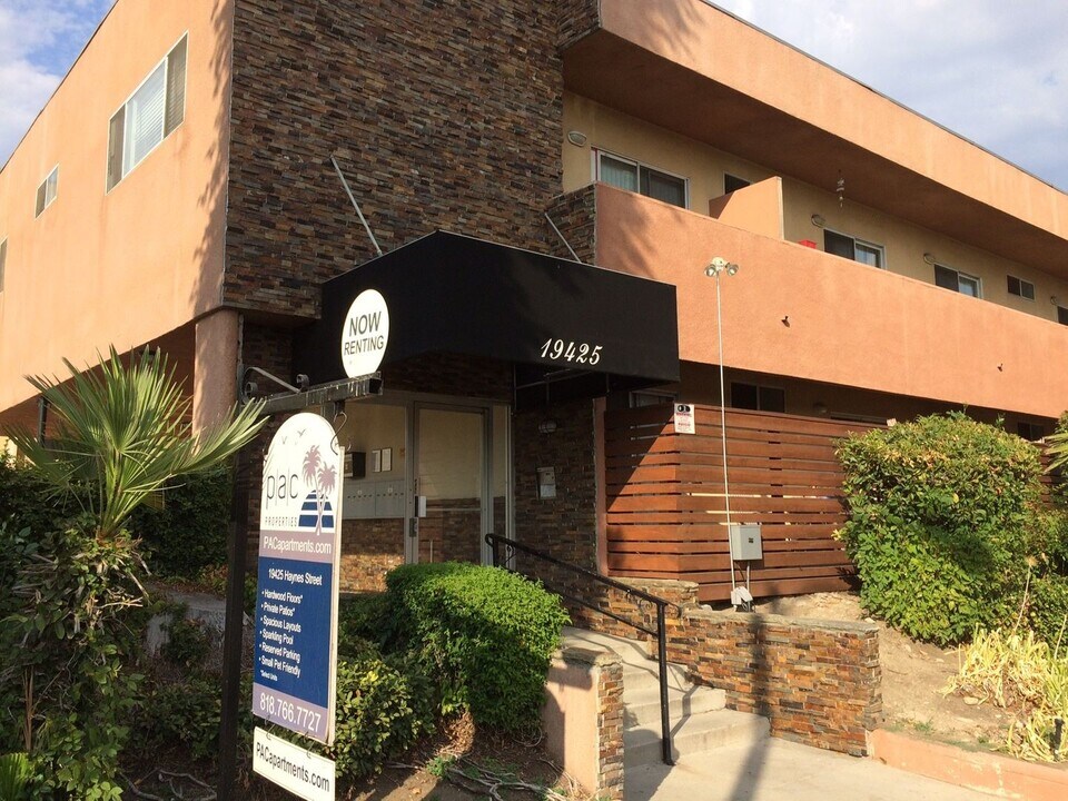 19425 Haynes St in Los Angeles, CA - Building Photo