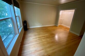 901 NE 43rd St, Unit 204 in Seattle, WA - Building Photo - Building Photo