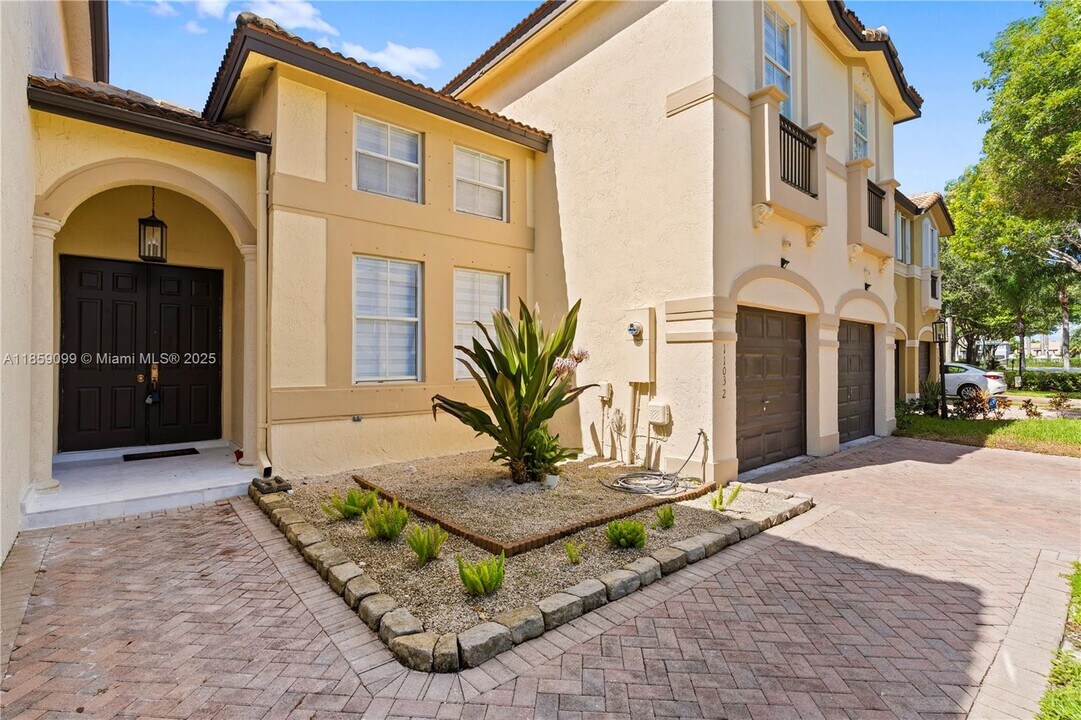 11032 NW 48th Ln in Doral, FL - Building Photo