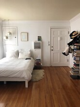 2264 1/4 Beachwood Dr in Los Angeles, CA - Foto de edificio - Building Photo