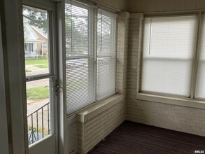 2327 N Atlantic Ave in Peoria, IL - Foto de edificio - Building Photo