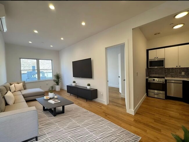 31 Marcus Garvey Blvd, Unit 3R