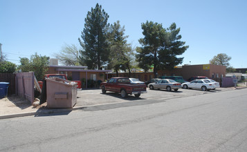 La Siesta Apartments in Tucson, AZ - Building Photo - Building Photo