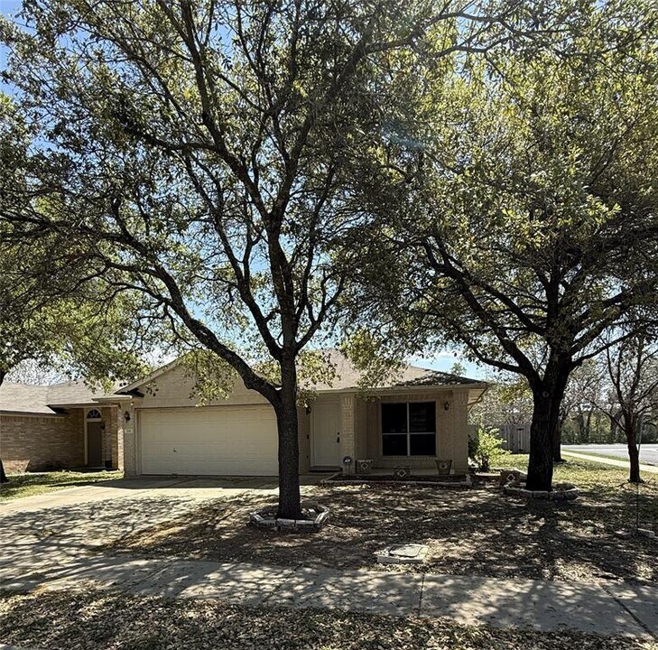 700 House Creek Dr in Leander, TX - Building Photo