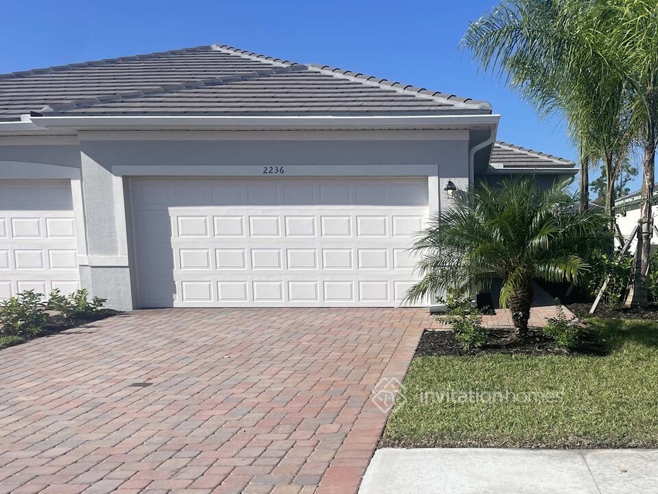 2236 Dragonfruit Wy in Naples, FL - Building Photo