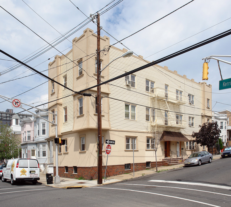 822 19th St in Union City, NJ - Building Photo