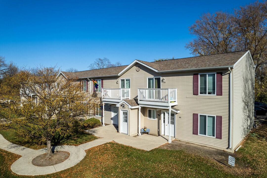 1931 Dupont Dr in Janesville, WI - Building Photo