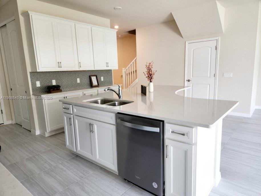 8189 Cinch Way in Greenacres, FL - Building Photo