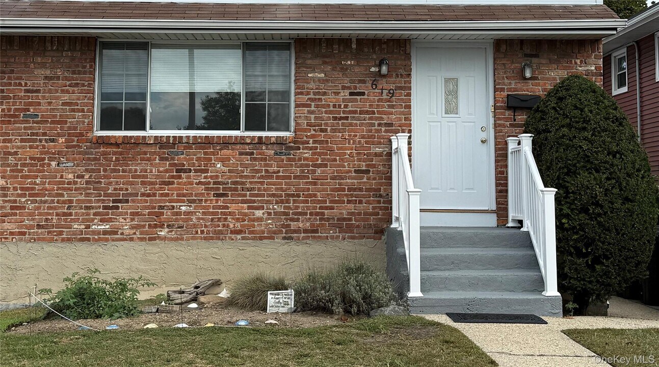 619 E Park Ave in Long Beach, NY - Building Photo