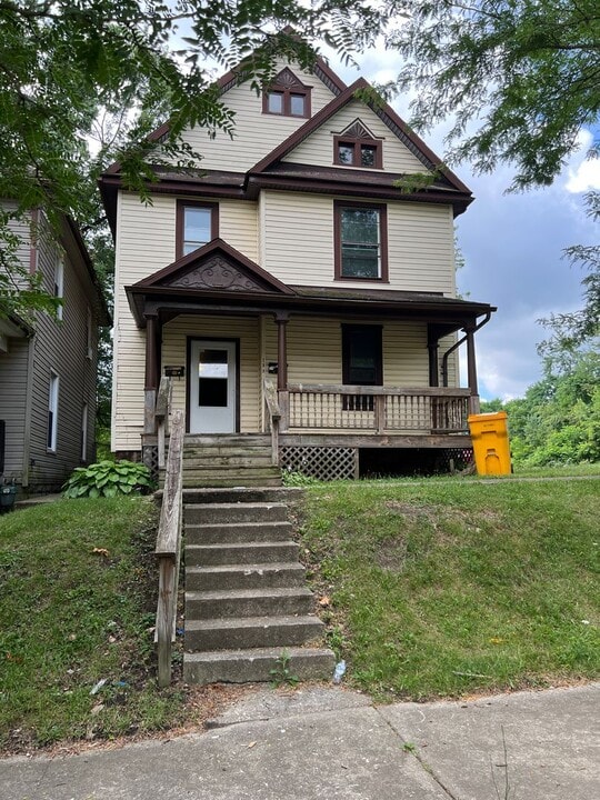 159 W 5th St in Mansfield, OH - Building Photo