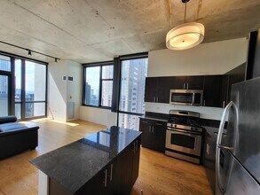 235 W Van Buren St, Unit 3614 in Chicago, IL - Building Photo - Building Photo
