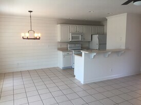 318 W Wayne St in Savannah, GA - Building Photo