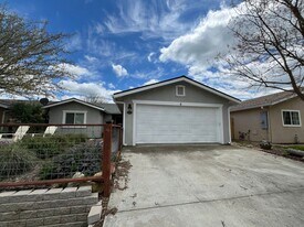 22105 J St in Santa Margarita, CA - Building Photo