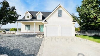 5131 Milky Way in West Richland, WA - Building Photo