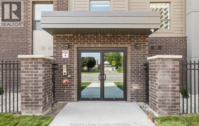 955 Ouellette Ave in Windsor, ON - Building Photo - Building Photo