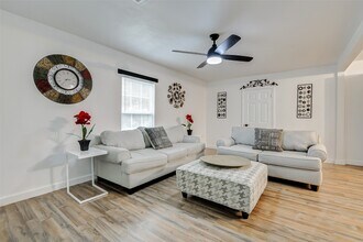 706 Beaumont St in Anahuac, TX - Building Photo - Building Photo