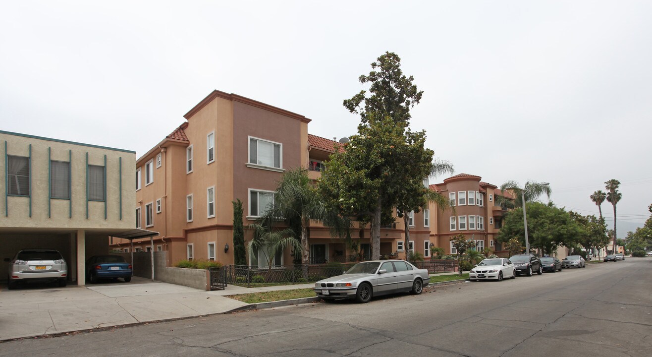 418 Valencia Ave in Burbank, CA - Foto de edificio