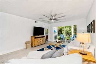 3001 Sandpiper Bay Cir in Naples, FL - Foto de edificio - Building Photo