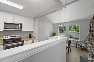 8000 Kroll Way in Bakersfield, CA - Foto de edificio - Building Photo