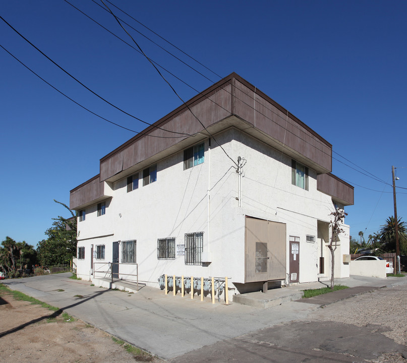 Sanger Place in San Diego, CA - Building Photo