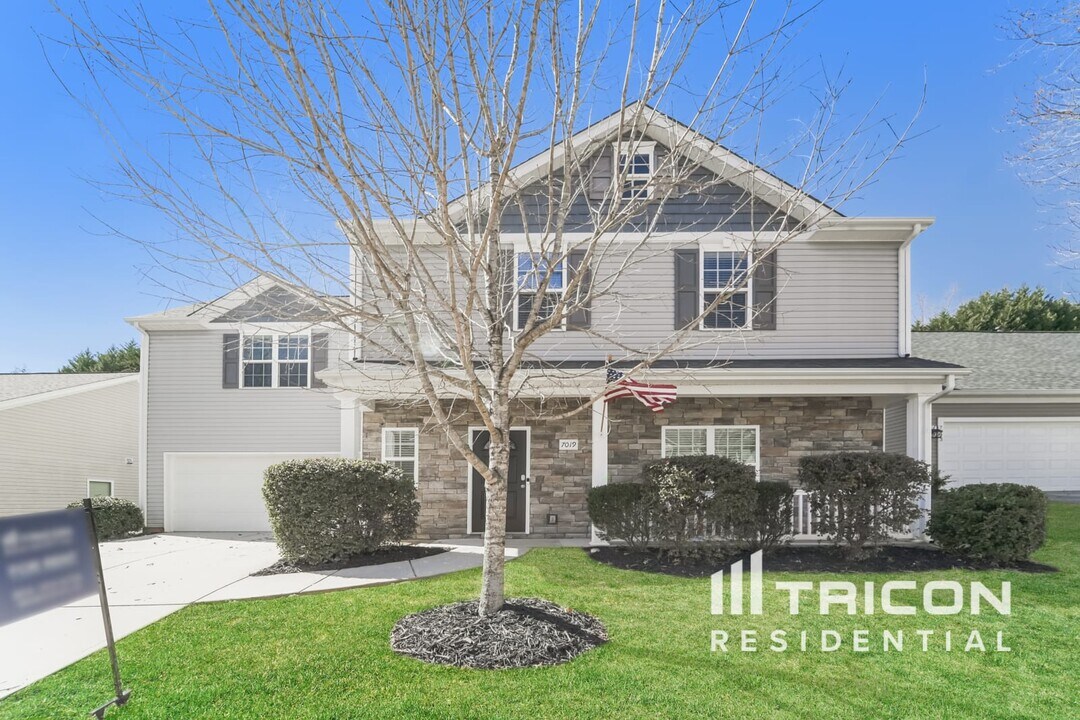 7019 Carrington Pointe Dr in Huntersville, NC - Foto de edificio