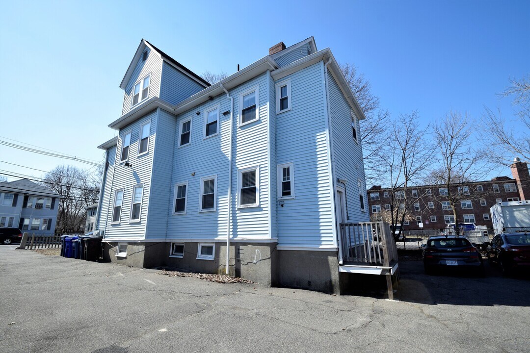 35 Faneuil St, Unit 1 in Boston, MA - Foto de edificio