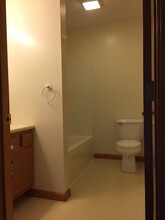 10 Lyon Ln in Essex Junction, VT - Foto de edificio - Building Photo