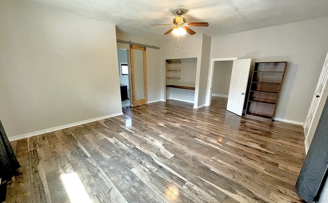 property at 909 E Cimarron St
