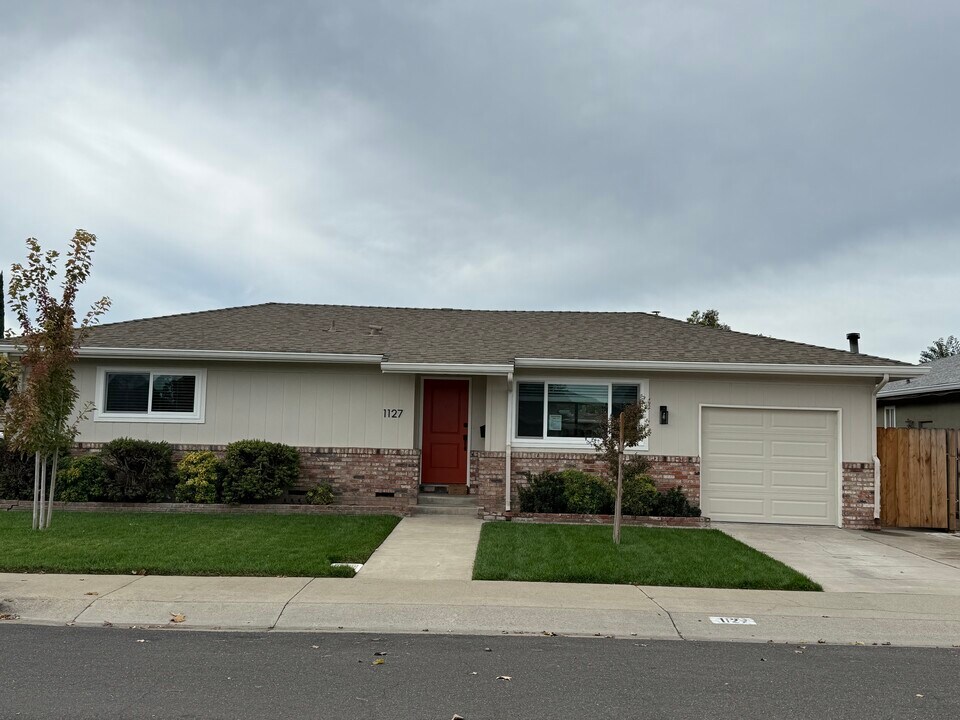 1127 Dover Dr in Lodi, CA - Building Photo