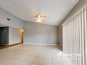 232 Regal Park Dr in Valrico, FL - Foto de edificio - Building Photo