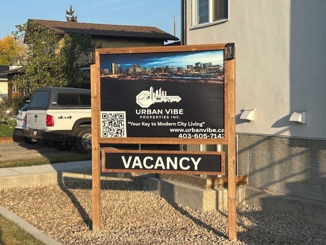 8304 46 Av NW in Calgary, AB - Building Photo