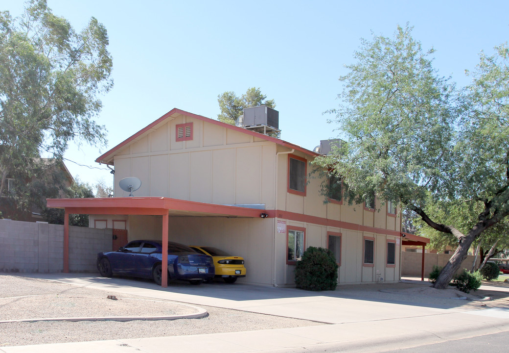 111 N Phyllis St in Mesa, AZ - Building Photo