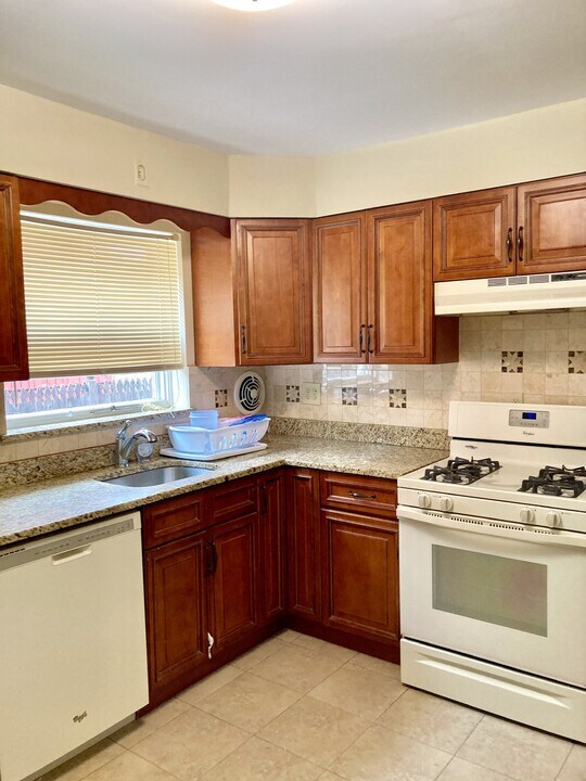 2065 E 19th St, Unit 3 in Brooklyn, NY - Building Photo