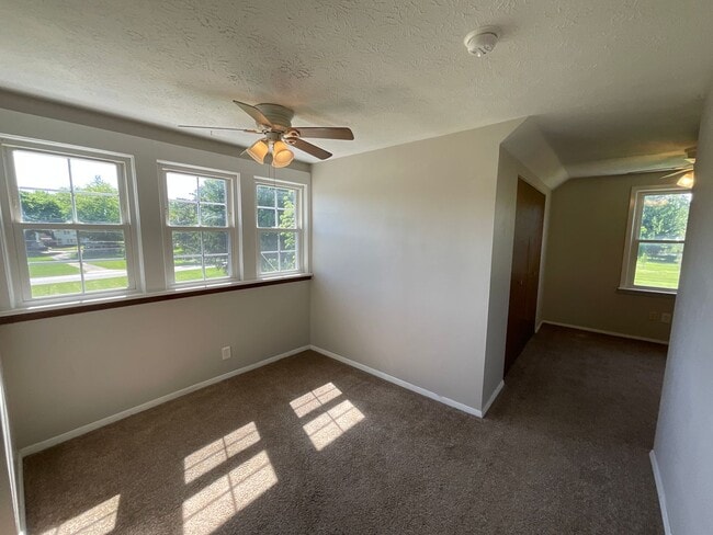 9584 Ridge Rd in North Royalton, OH - Foto de edificio - Building Photo