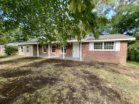 69 E Lakeside Dr in Florence, AL - Building Photo
