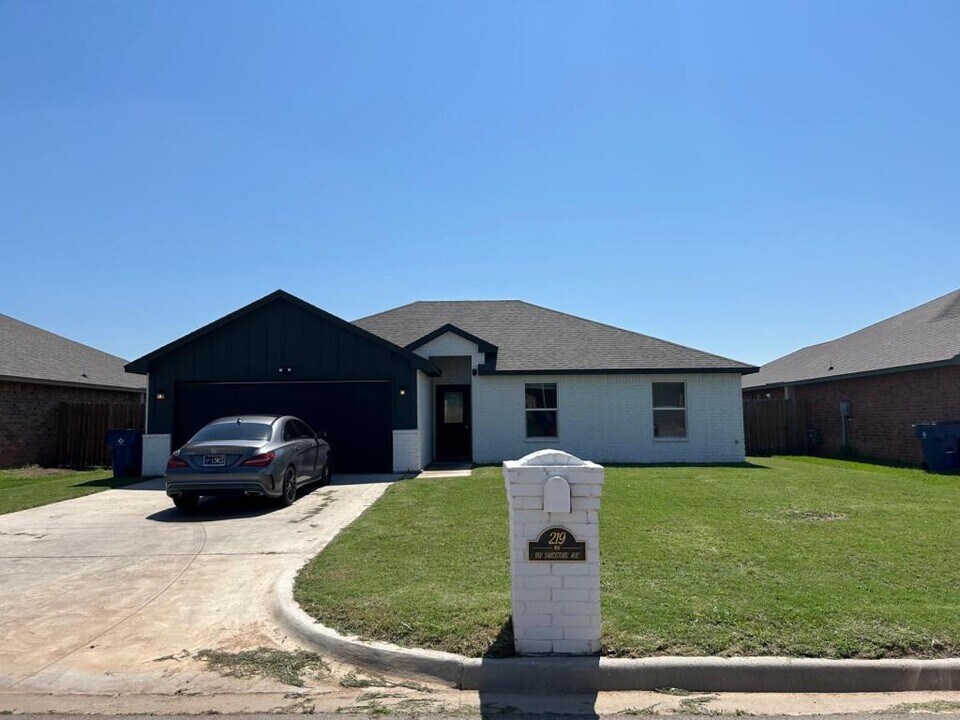 219 Northwest Sandstone Avenue in Cache, OK - Building Photo