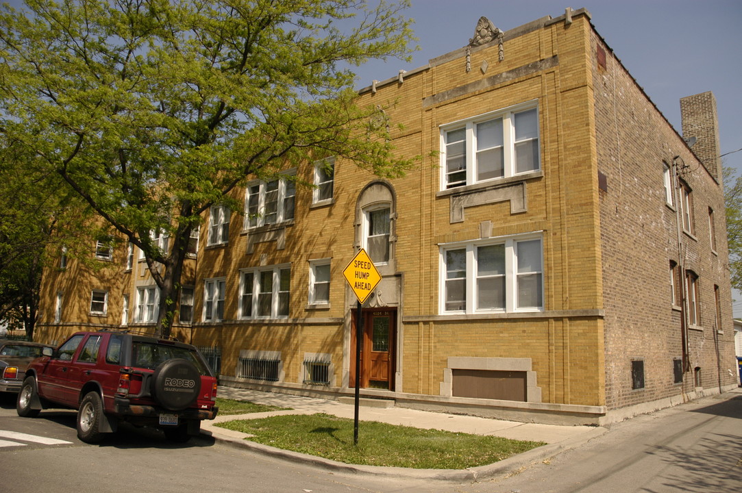 4520 W George St in Chicago, IL - Building Photo