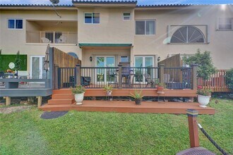 781 NE 195th St in North Miami Beach, FL - Foto de edificio - Building Photo