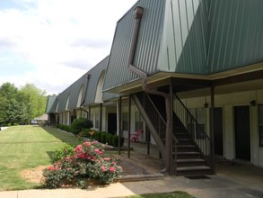 Chateau Apartments in Auburn, AL - Building Photo - Building Photo