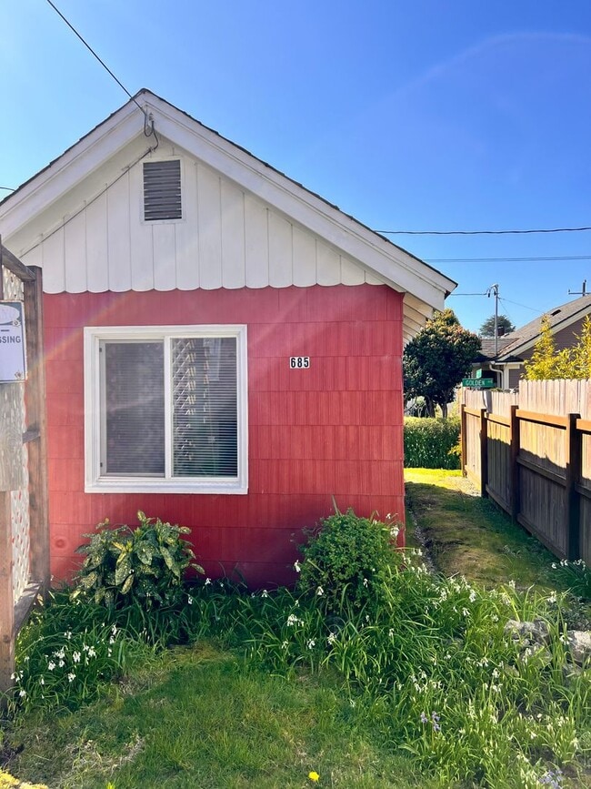 675-685 Elrod Ave in Coos Bay, OR - Building Photo - Building Photo