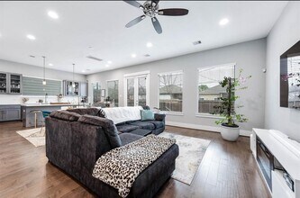 414 Yale Oaks Ln in Houston, TX - Building Photo - Building Photo