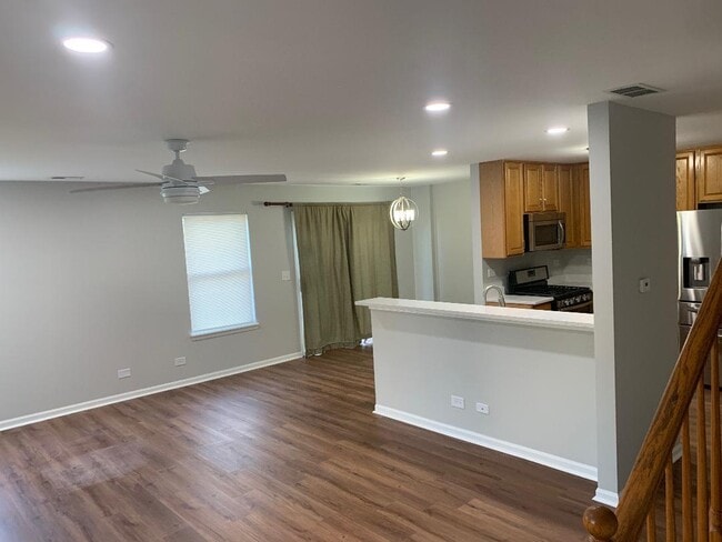 600 Wedgewood Cir in Lake In The Hills, IL - Building Photo - Building Photo
