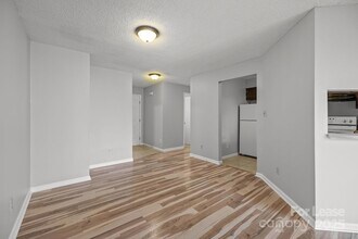 2505 Stockbridge Dr in Charlotte, NC - Foto de edificio - Building Photo