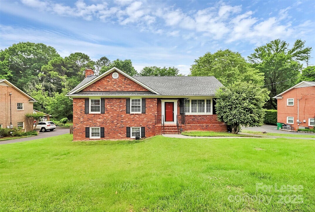 6908 Lancer Dr in Charlotte, NC - Foto de edificio