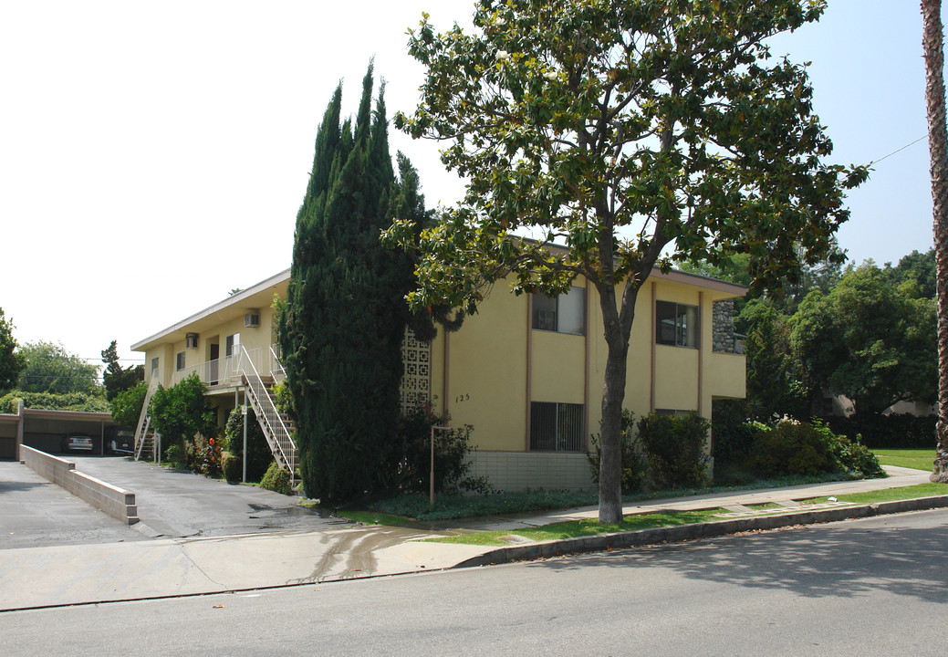 125 N Myrtle Ave in Monrovia, CA - Foto de edificio