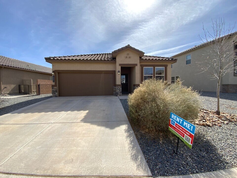 1841 Valle Vista Rd NW in Los Lunas, NM - Building Photo