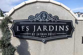 Les Jardins in Calgary, AB - Building Photo - Building Photo