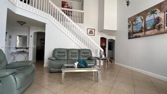 1590 Seagrape Way in Hollywood, FL - Building Photo