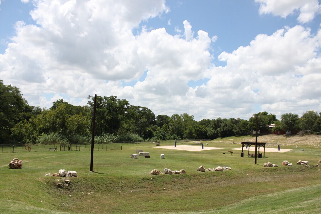 Lodge at Guadalupe Apartments LP New Braunfels, TX Apartments